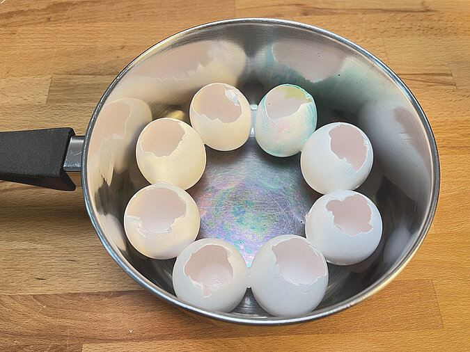 Osterkranz aus Eierschalen basteln mit gefärbten Eierschalen im Topf als Vorbereitung für die frühlingshafte Kranzdeko