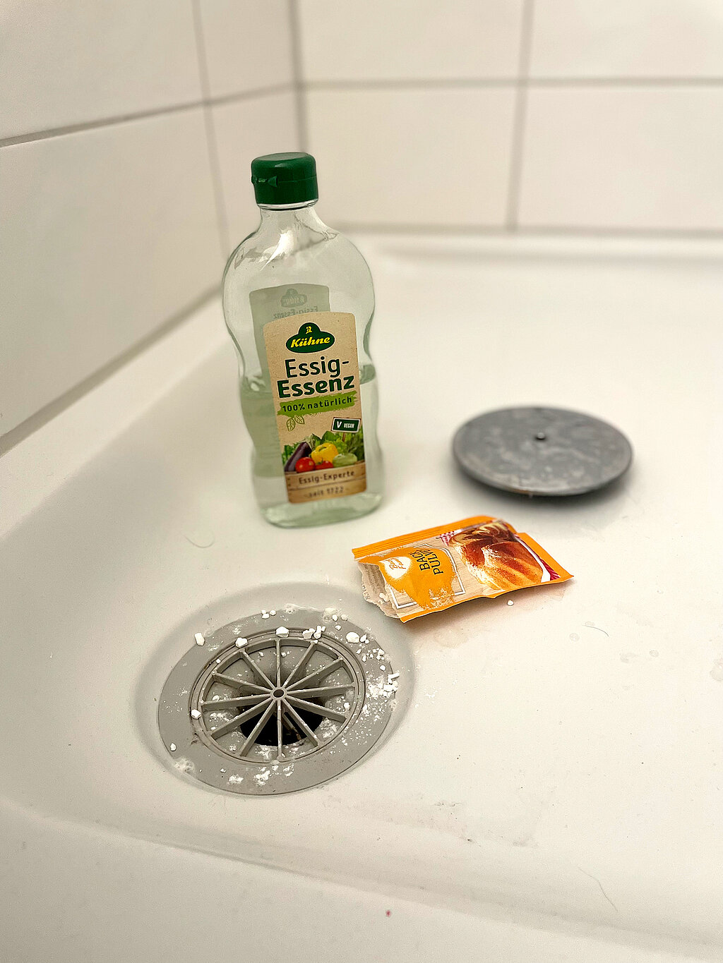 Verstiopften Abfluss mit Hausmitteln lösen