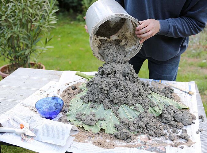 Vogeltränke Beton aufschütten