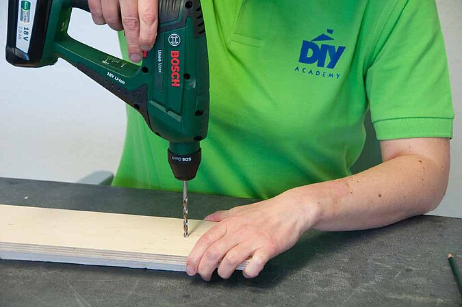 DIY-Kindergarderobe: Brett bohren