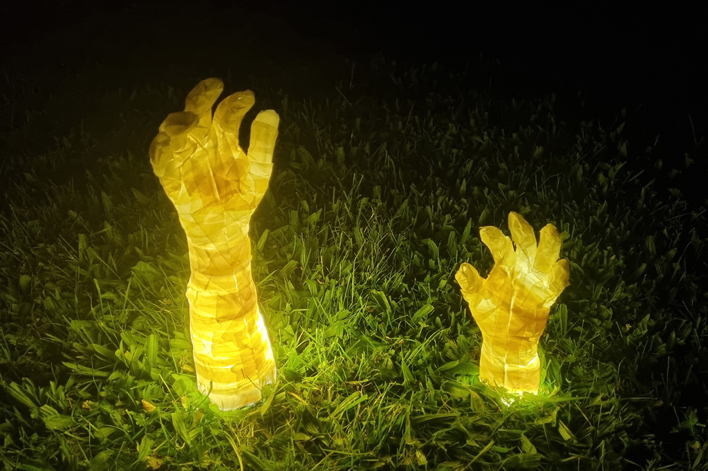 Beleuchtende Zombie-Hände zu Halloween basteln
