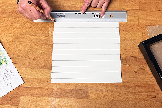 Creeper-Deko-Leuchte basteln beim Anzeichnen eines quadratischen Rasters auf Papier mithilfe von Lineal für das Pixel-Design