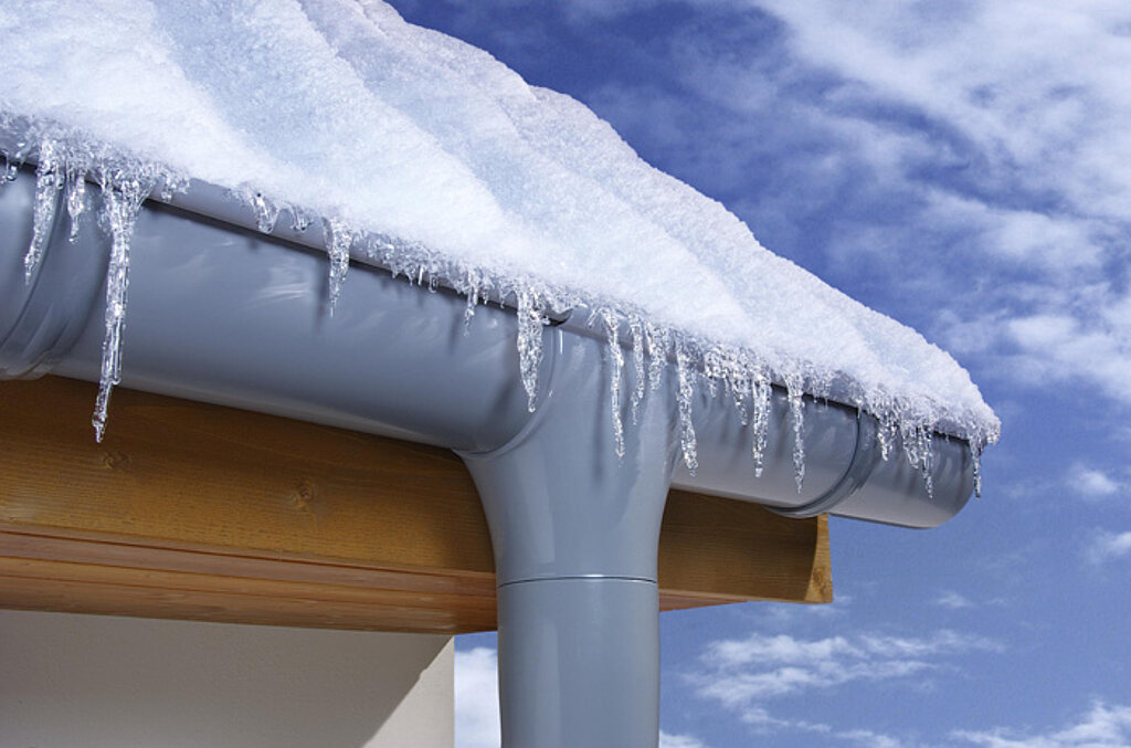 Schnee und Eis an Dachrinne