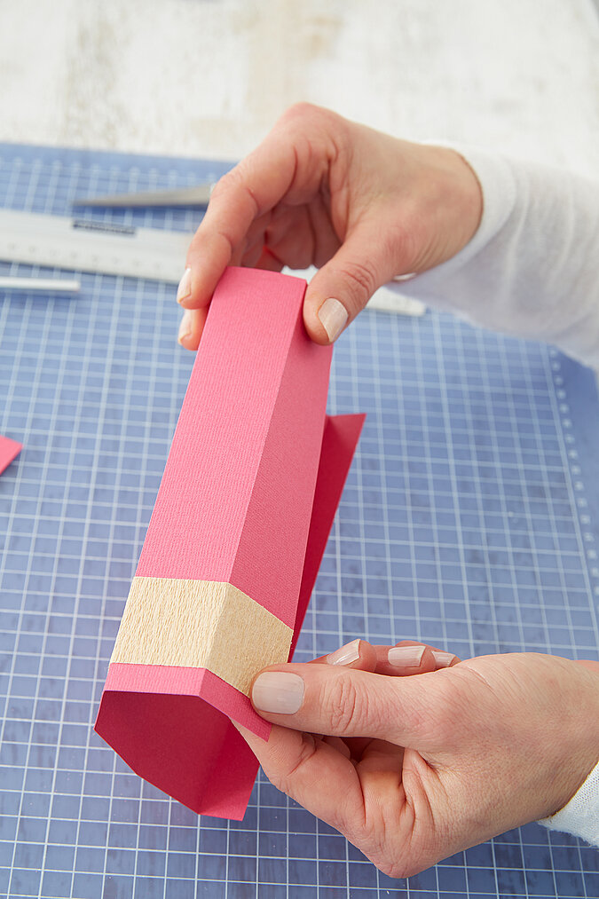 Einschulung Geschenkverpackung in Form eines Buntstifts aus pinkem Papier falten