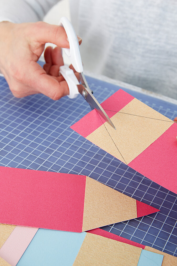 Einschulung Wimpelkette aus Papier mit Schere zuschneiden und Wimpelform für die Einschulungsdeko vorbereiten