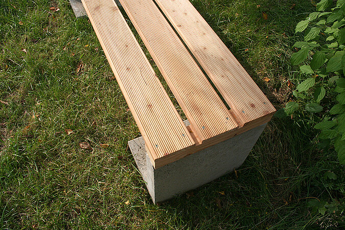 Gartenbank aus Beton und Holz