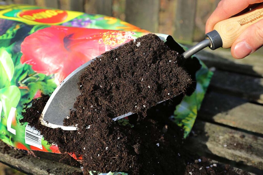 Blumenerden Vergleich Sack Schaufel