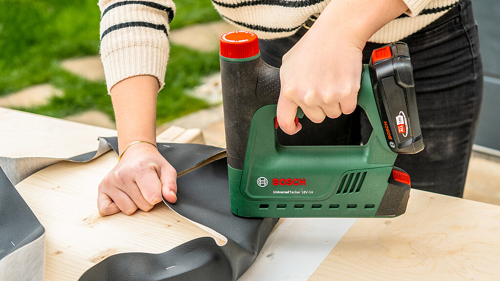 Barhocker selber bauen – Polsterstoff mit Tacker befestigen, Sitzfläche beziehen und für mehr Komfort beim selbstgebauten Barhocker vorbereiten