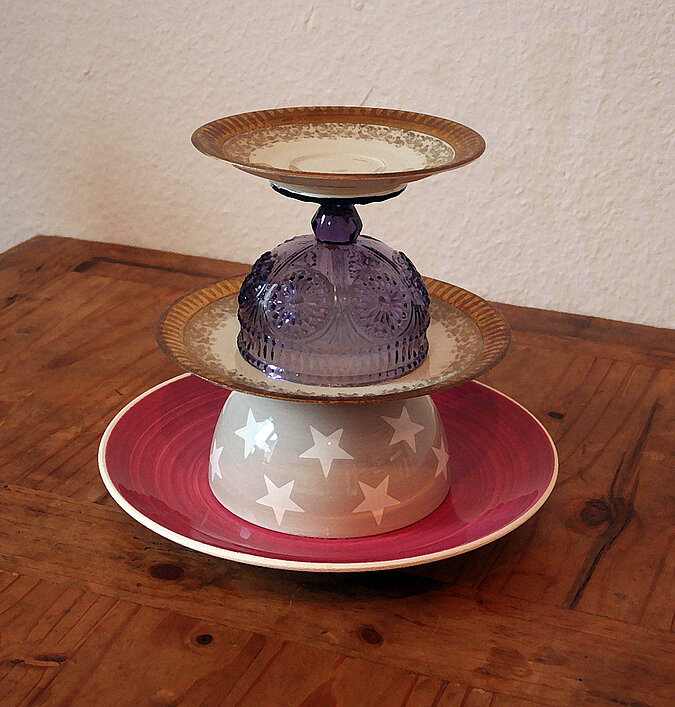 Etagere aus Tellern, Schalen und Eisbecher aus Porzellan