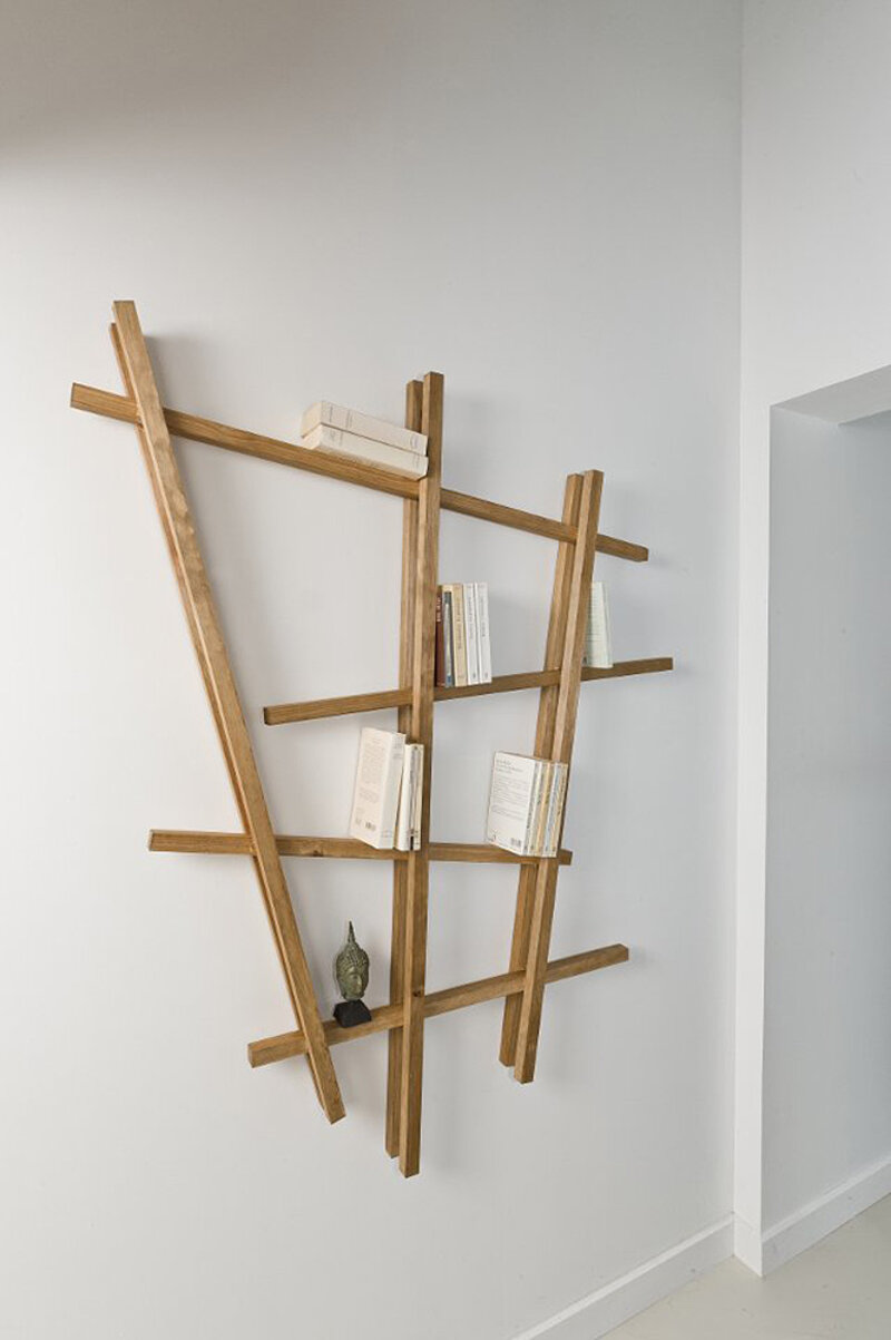 Schickes Wandregal aus Holzleisten
