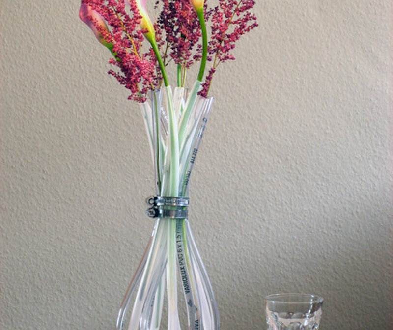 Blumenvase aus Pvc-Schläuchen