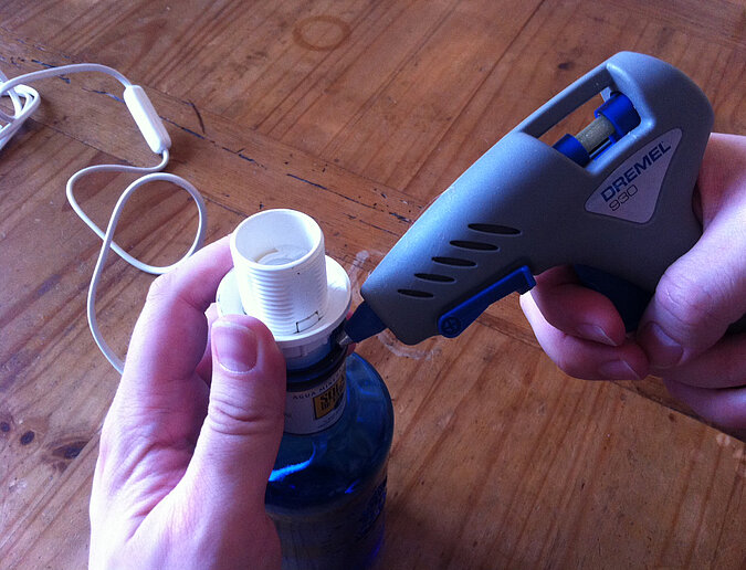 DIY Lampe: Fassung an Flasche fixieren