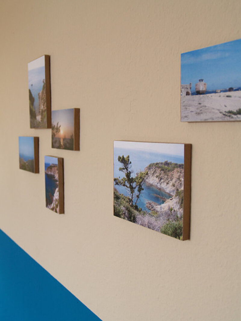 Urlaubsbilder an der Wand