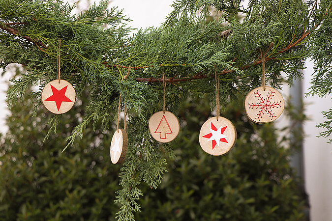Nachhaltiger Weihnachtsbaum: selbstgebastelter Baumschmuck aus Glasscheiben