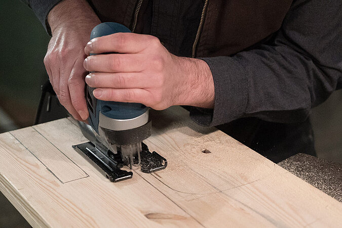 Design-Stuhl: Bauteile aussägen