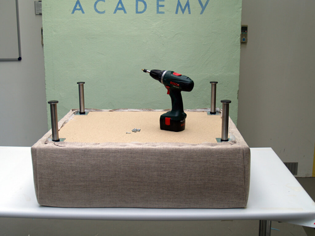 Hocker polstern: Beine anschrauben