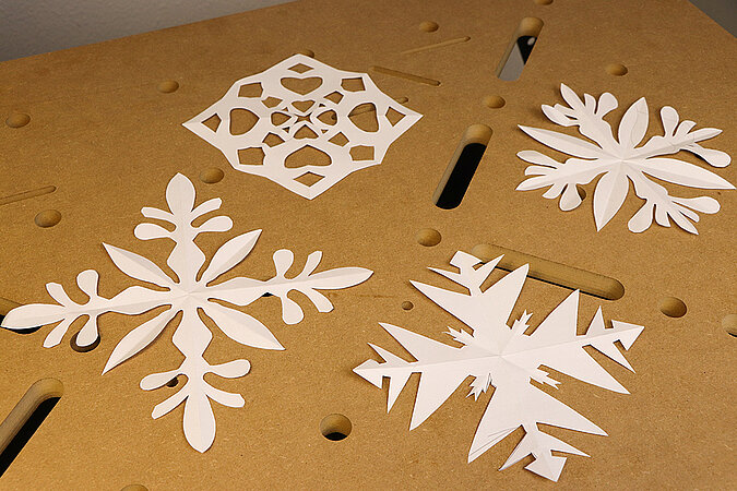 Stimmungsvolle Tischdeko mit Schneeflocken aus Papier