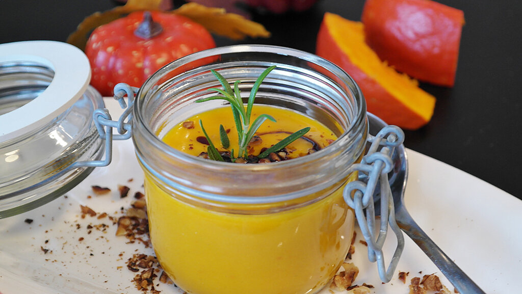 Kürbissuppe im Glas
