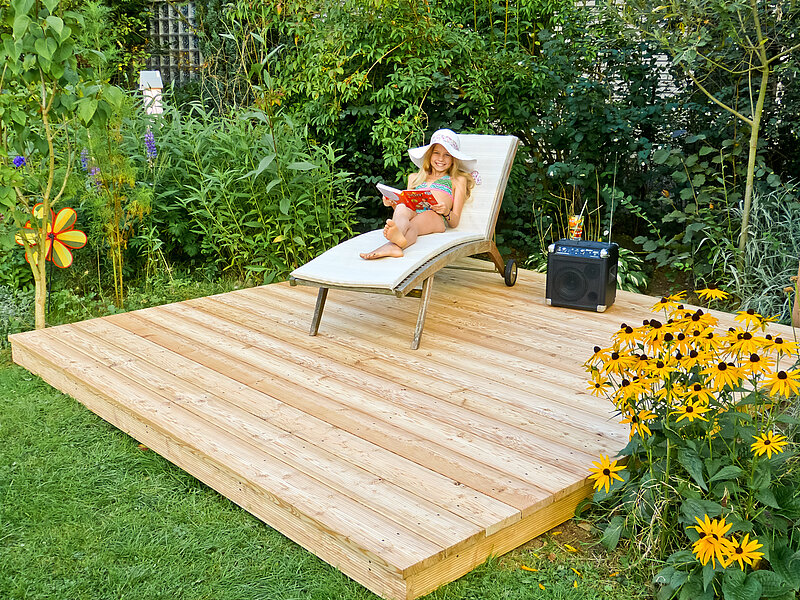 Holzdeck im Garten bauen