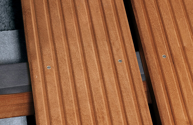 Holzterrasse auf Stelzlager selbst bauen - mit Schrittanleitung