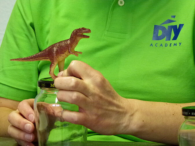 Bonbongläser: Dino aufkleben