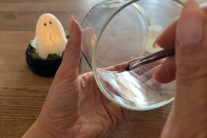 Innenseite eines Glases mit Kleber bestreichen