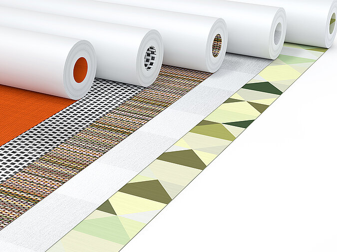 Wände richtig tapezieren – praktische Tipps zu Tapetenarten: Verschiedene Tapetenrollen nebeneinander ausgerollt, zeigen diverse Muster, Texturen und Materialien zur Auswahl für individuelle Wandgestaltung.