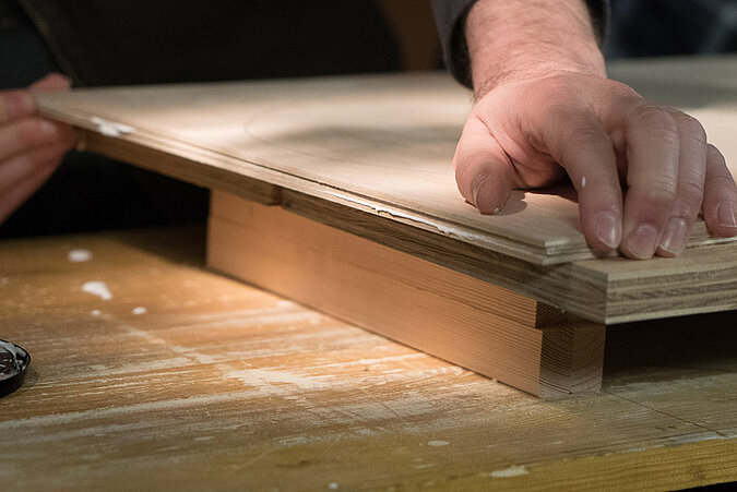 Design-Stuhl: Platten verleimen