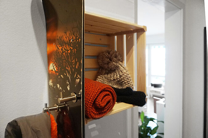 Flurgarderobe mit Snowboard