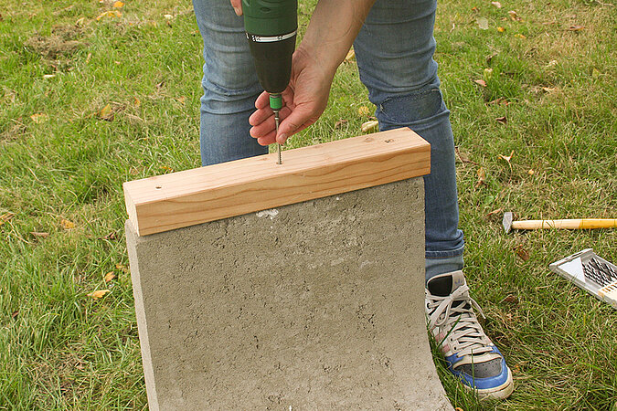 Gartenbank aus Beton und Holz