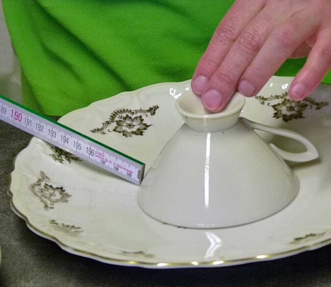 Etagere selbst bauen: Porzellan ausrichten