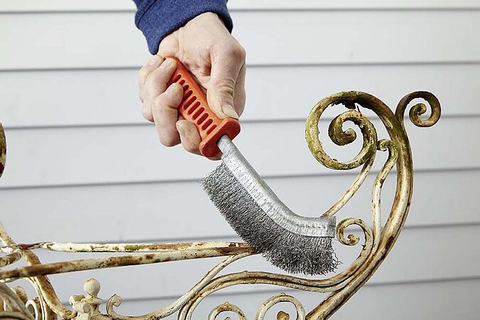 Gartentisch aus Metall neu lackieren Rost