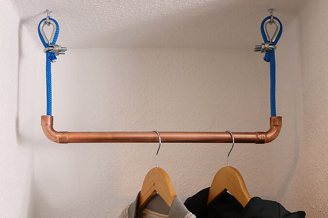 Hängende Kleiderstange aus Kupfer