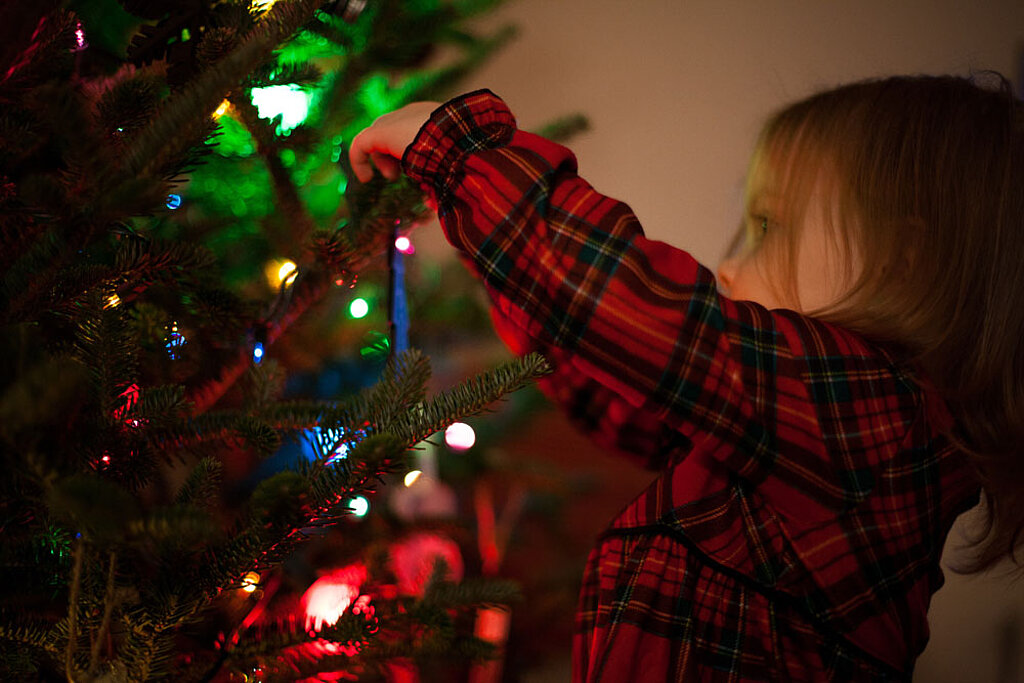 Weihnachtsbaum schmücken Beleuchtung