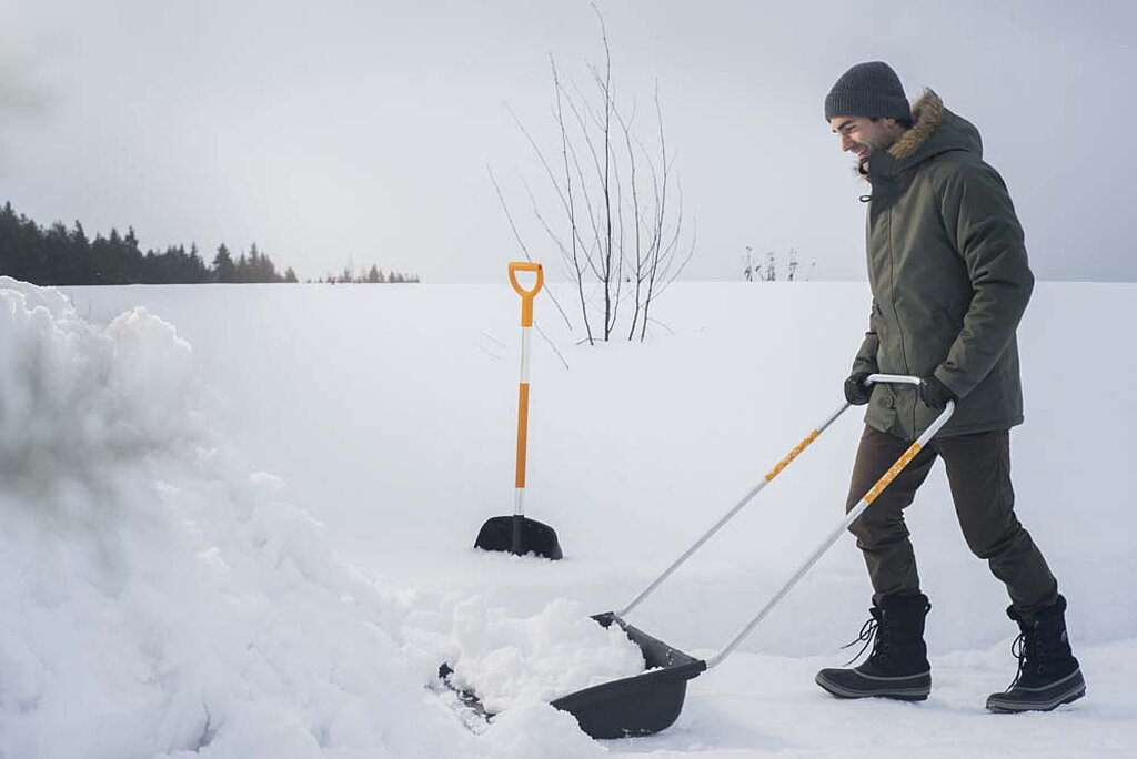 Schnee räumen Mann Schaufel