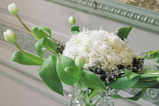 Tulpen und Nelken Arrangement Weihnachten