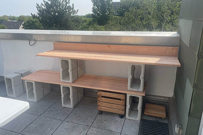 Grillplatz für die Terrasse bauen: DIY-Grillstation aus Betonsteinen und Holzplatten als funktionale Outdoor-Arbeitsfläche mit mehreren Ebenen – ideal für Vorbereitung, Lagerung und Grillzubehör auf der Terrasse.