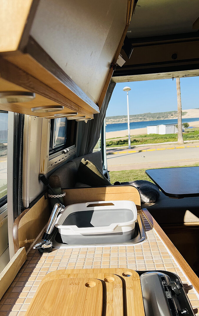 Festival Gadgets faltbare Spülschüssel im Campervan Innenraum beim Camping am See