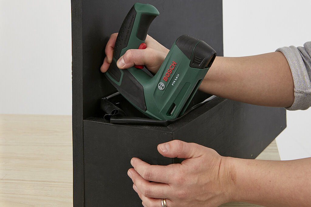 Türschild: Kasten mit Teichfolie auslegen