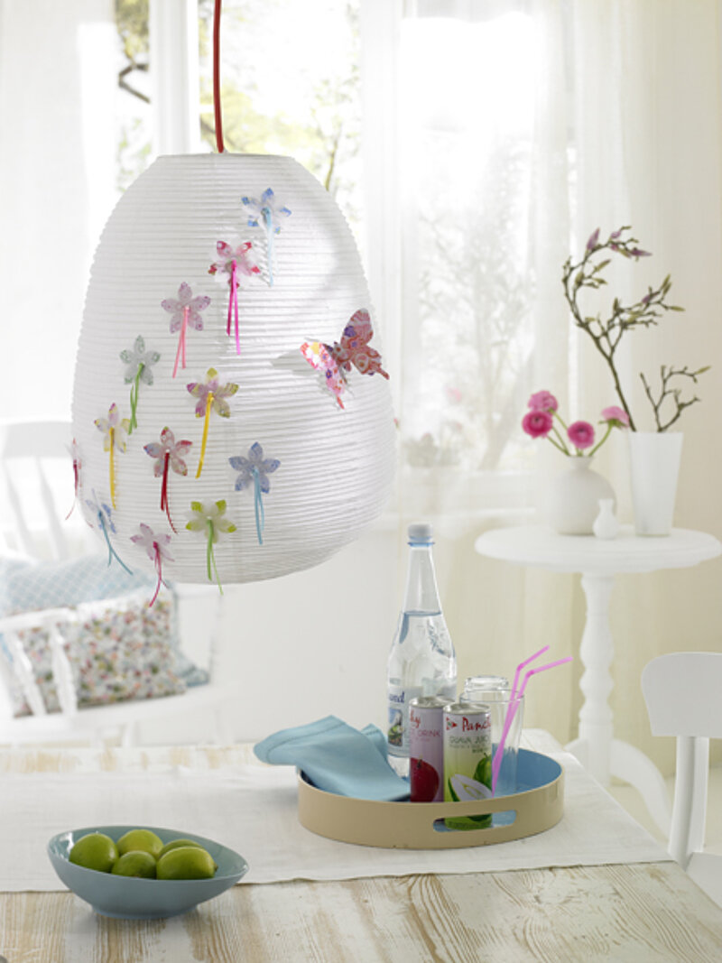 Hängeleuchte mit Blüten