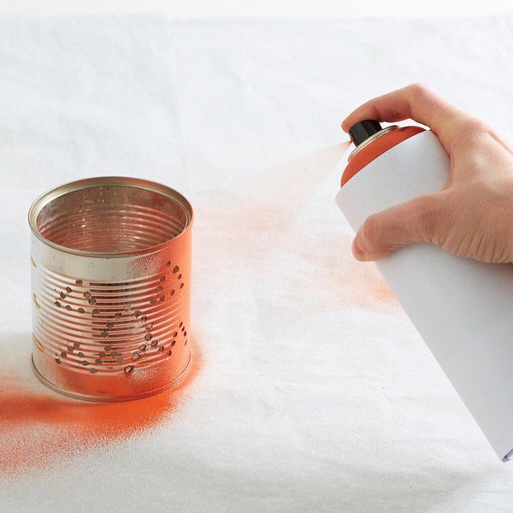 Halloween-Laternen selber bauen – Dose wird mit orangefarbener Sprühfarbe lackiert, um eine stimmungsvolle Halloween-Deko zu basteln.