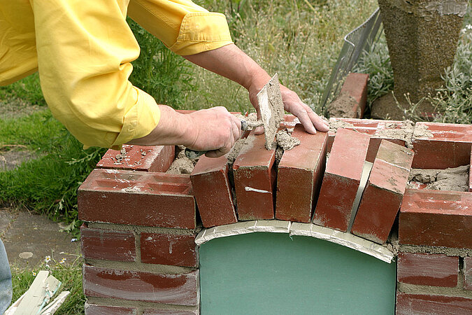 Gartengrill: Segmentbogen mauern
