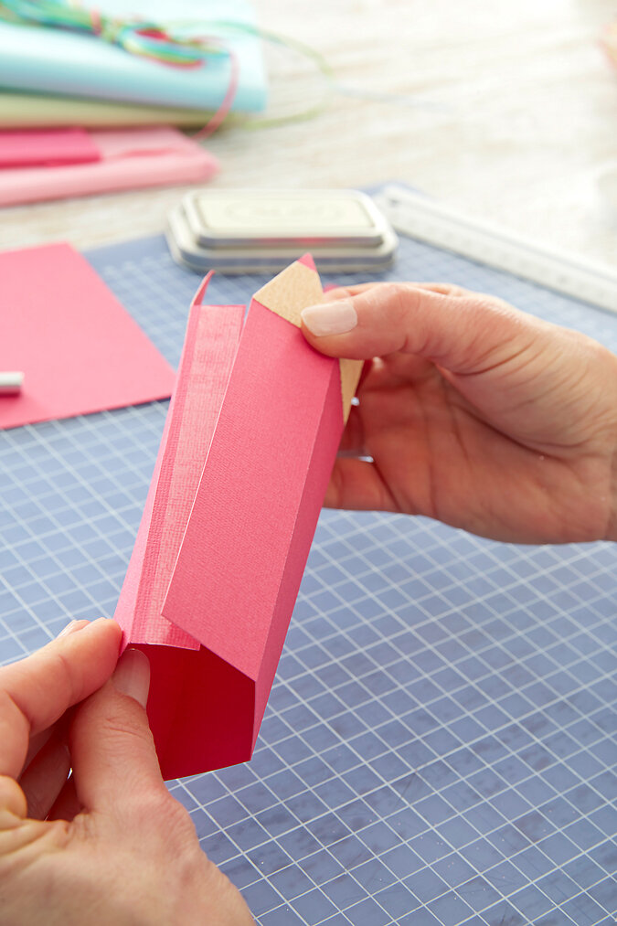 Einschulung Geschenkverpackung mit Klebestreifen verschließen und zur Stiftbox formen