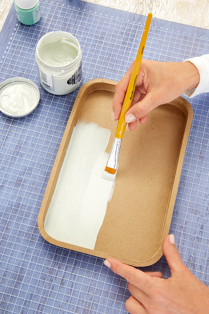Wanddeko mit Pflanzen selber machen, Grundieren eines Tabletts mit Farbe als Basis für eine DIY-Wandvase