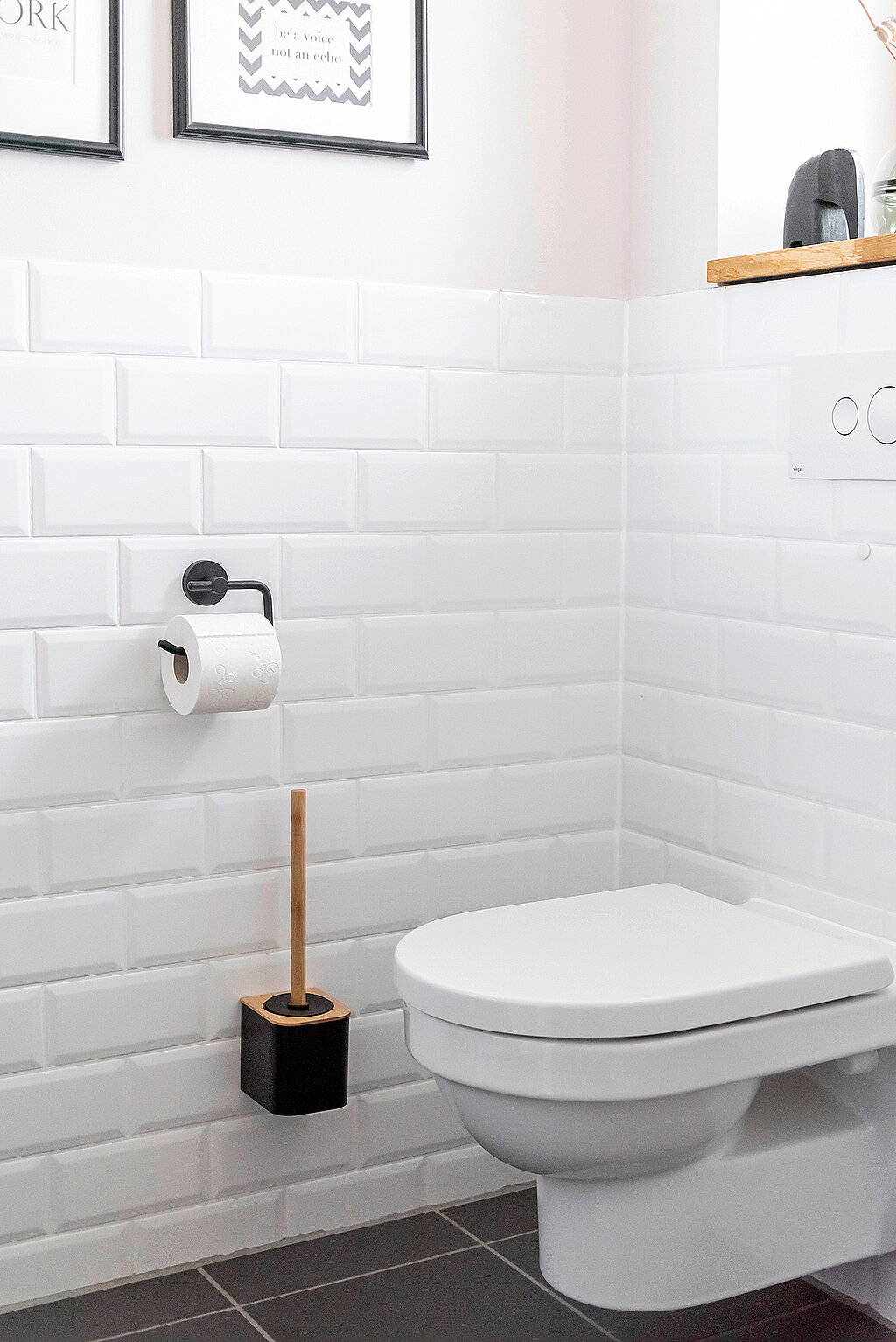 Klodeckel wechseln & pflegen – modernes, helles Badezimmer mit weißem Wand-WC und schwarzem Toilettenbürstenhalter