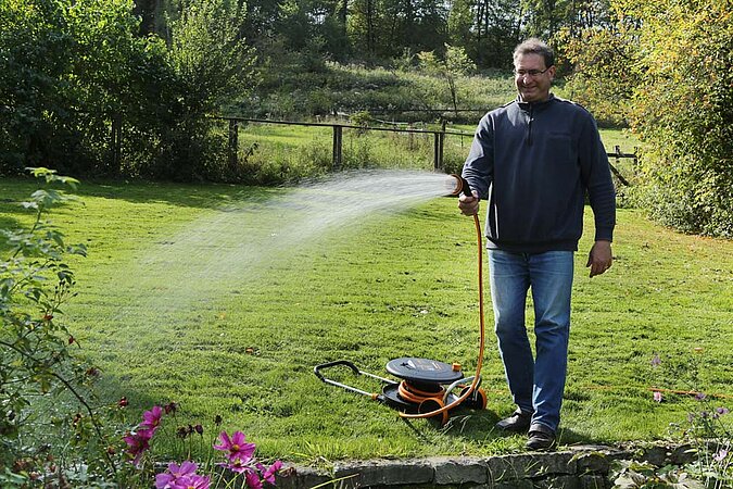 Rasen Beet bewässern