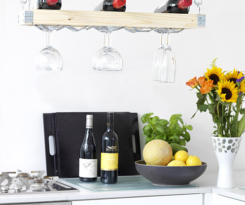 Hängendes DIY Weinregal aus Holz