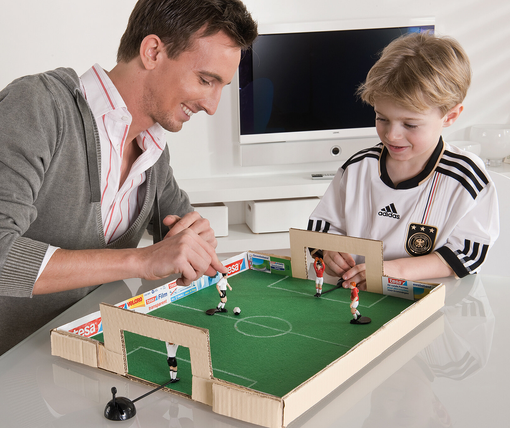 tipp kick spiel als selbst gebastelter tischkicker aus pappe und filz für kinder