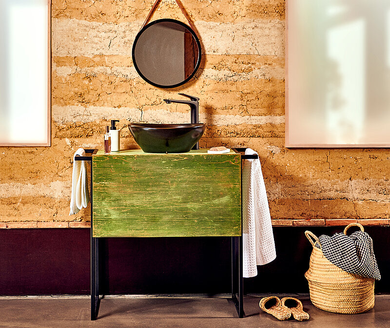 Waschtisch selber bauen – Detailansicht eines grünen Upcycling Waschtischunterschranks mit Aufsatzbecken und modernen Badaccessoires