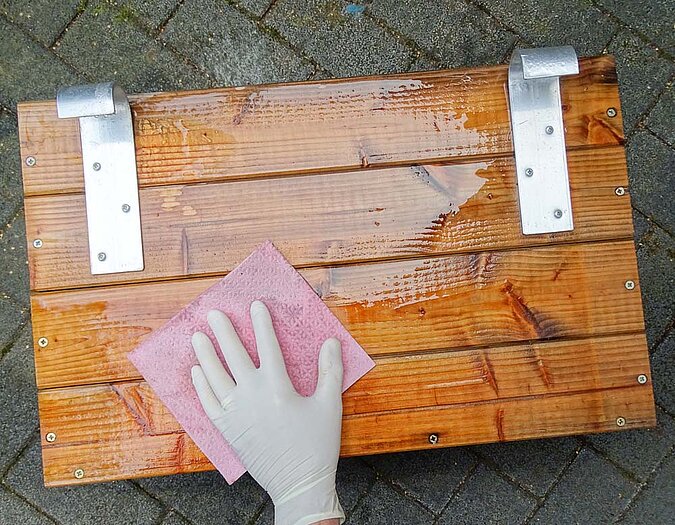 Holz Entgrauer Reiniger auftragen